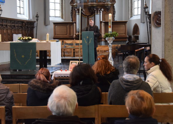 Zondag - De parochianen van Sint Laurentius krijgen toelichting bij de werken in de kerk